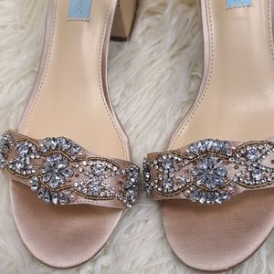 Only purchased for wedding shower and outdoor wedding!We're worn x2.